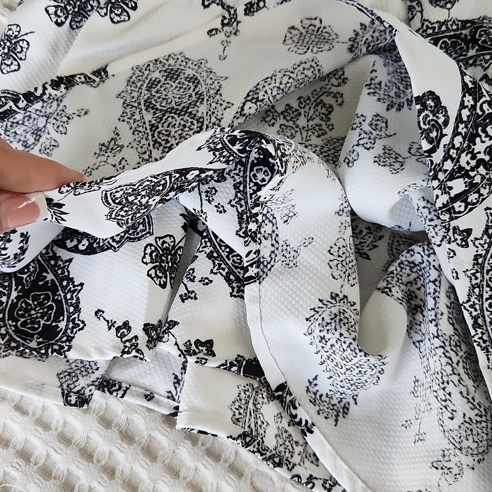 Paisley Black White Cutout sleeveless Blouse Party Elegant - Picture 5 of 11